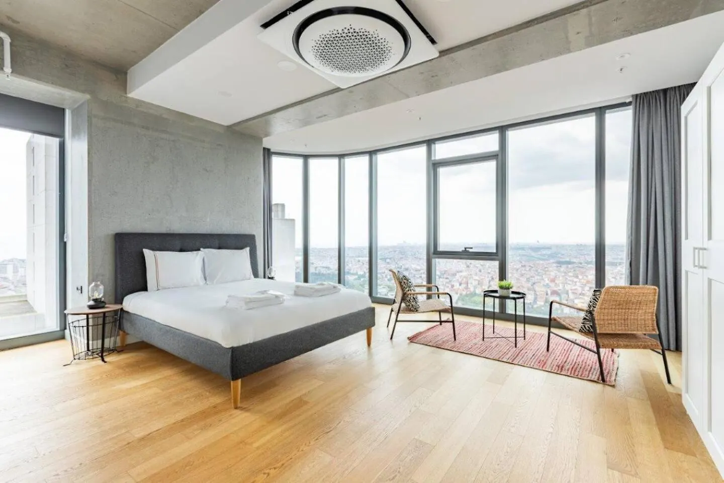 Gorgeous 4Bd2Bath Bright Airy Penthouse! #355 Villa Istanbul Holiday home